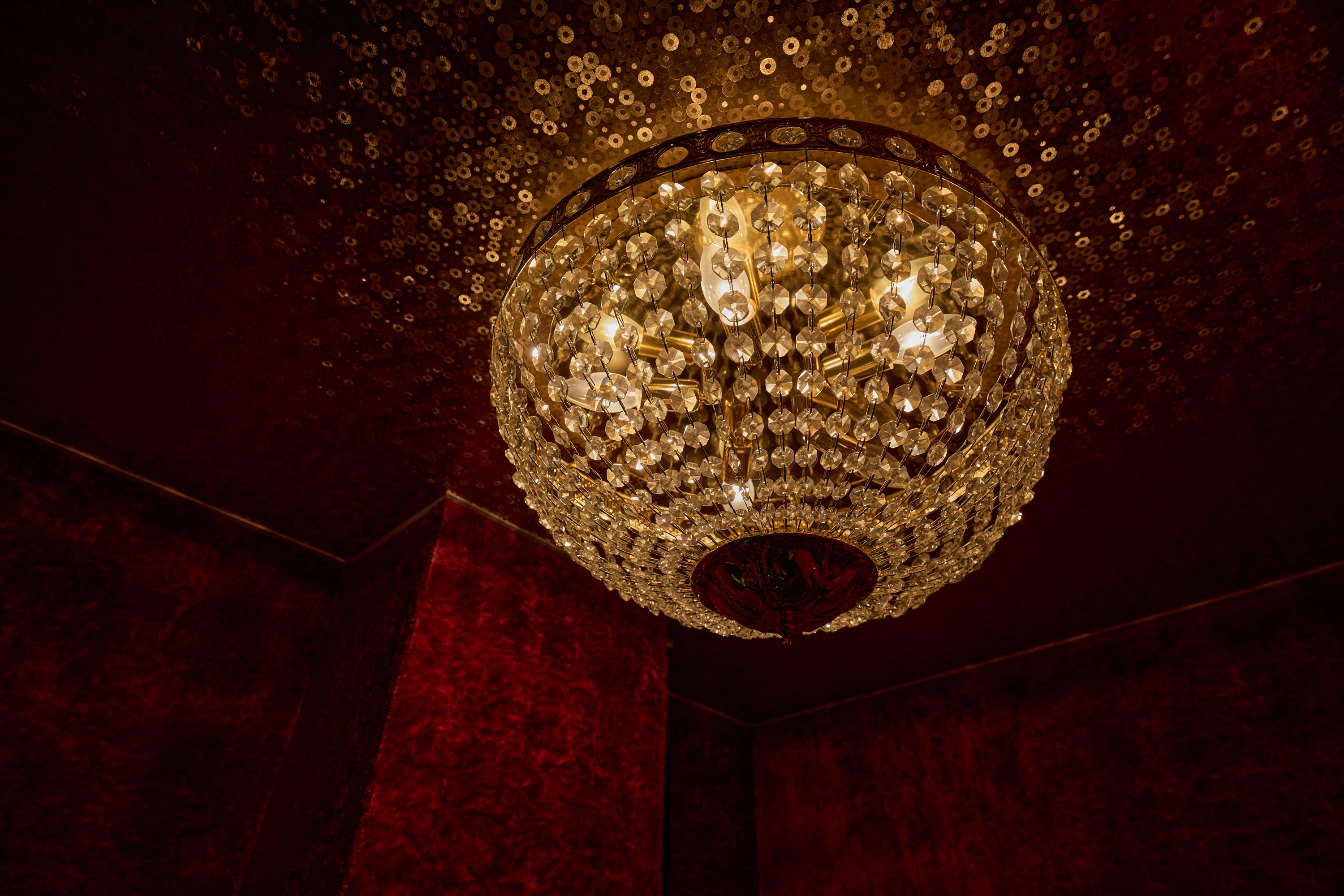 ミラーボールが輝く喫煙スペース